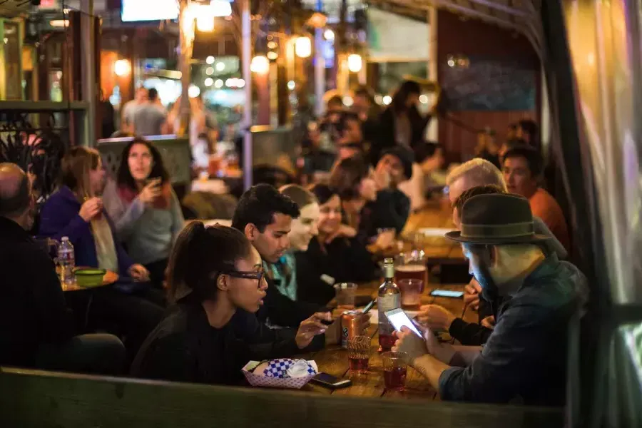 人们在SoMa拥挤的餐厅用餐. 贝博体彩app，加利福尼亚.
